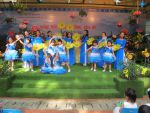 Cô và các bé biểu diễn văn nghệ chào mừng ngày Hội đến trường của bé